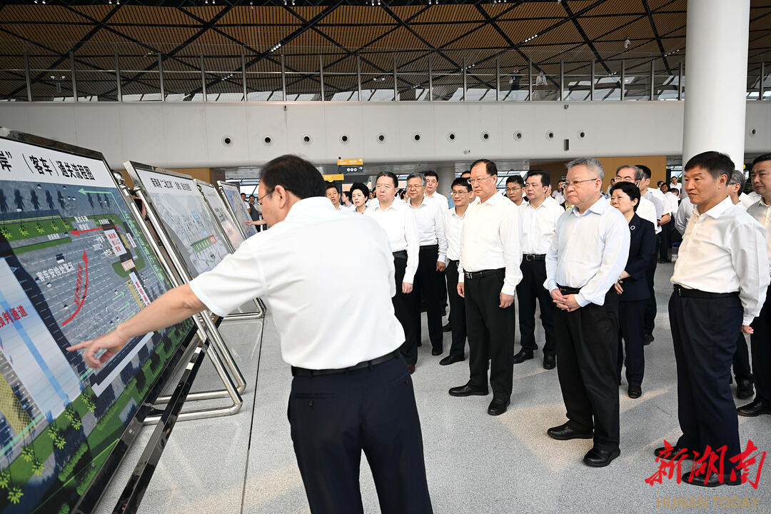4月8日，湖南省党政代表团考察了海口综合枢纽。
