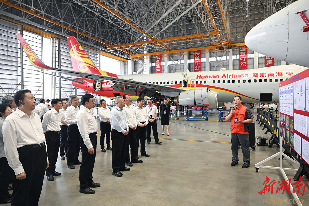 4月8日，湖南省党政代表团考察了海南自由贸易港一站式飞机维修产业基地。