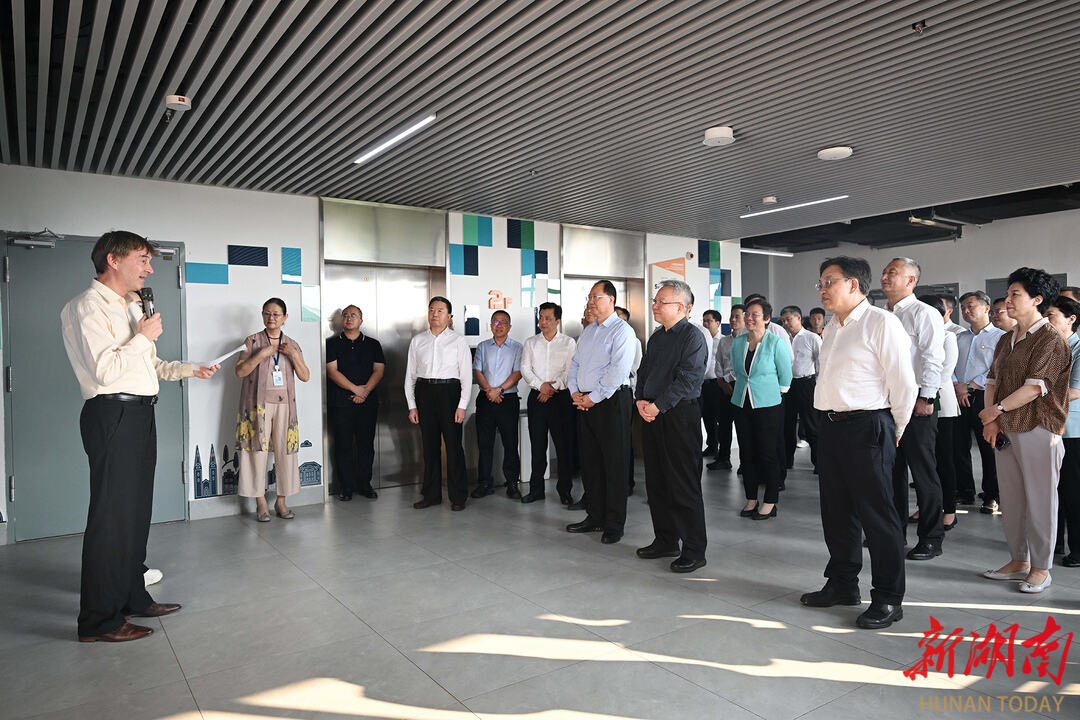 4月6日，湖南省党政代表团考察了陵水黎安国际教育创新试验区。