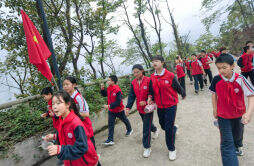 小学生徒步岳麓山，开展国防教育拉练活动