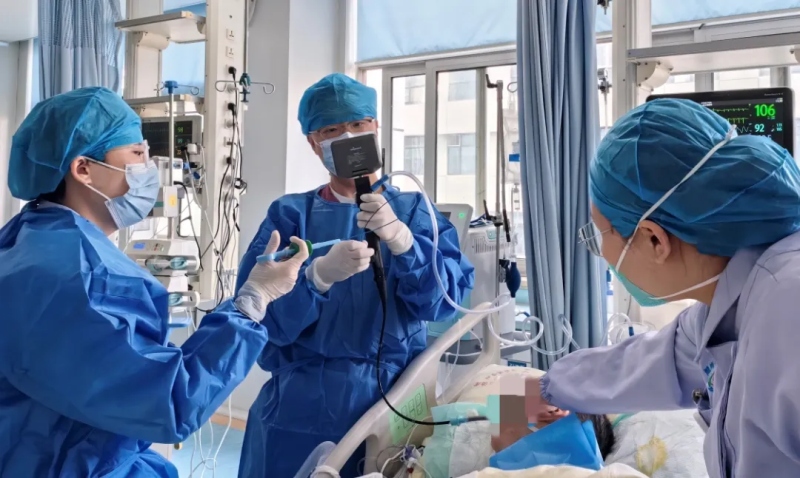 湖南省职防院内镜中心负责人杨龙为患者取出异物。