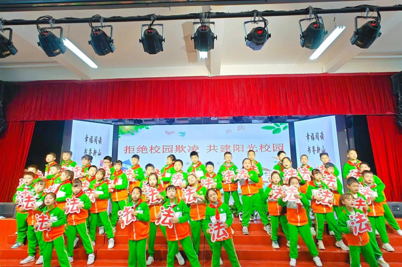 宣讲活动结束后，2101班学生表演《校园普法歌》。