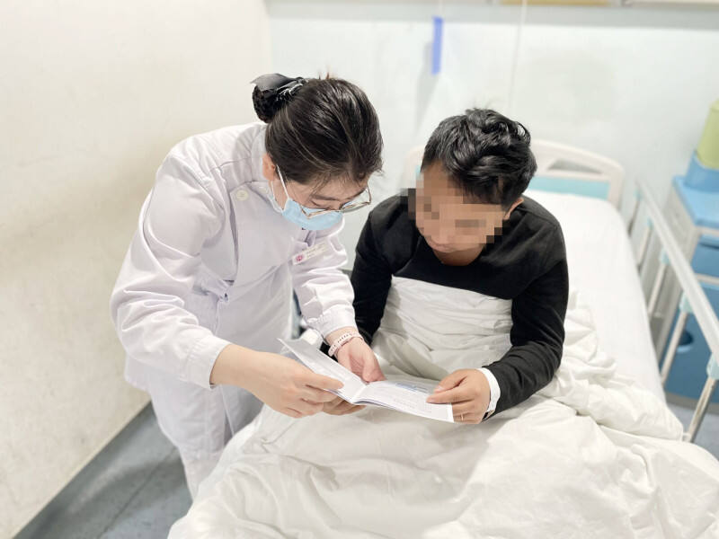 营养不良是克罗恩病患者普遍存在的问题，湖南省人民医院消化内科一病区专门设计了《克罗恩病饮食日记本》，发放给每一位就诊的患者并指导其使用。长沙晚报通讯员  李艳青 供图