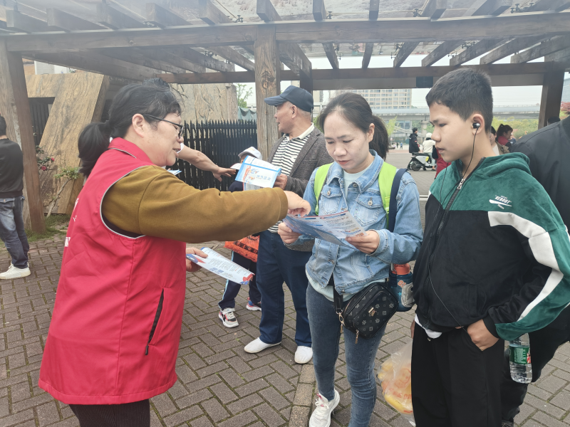 平安志愿者向游客们讲解宣传册上的法律法规。
