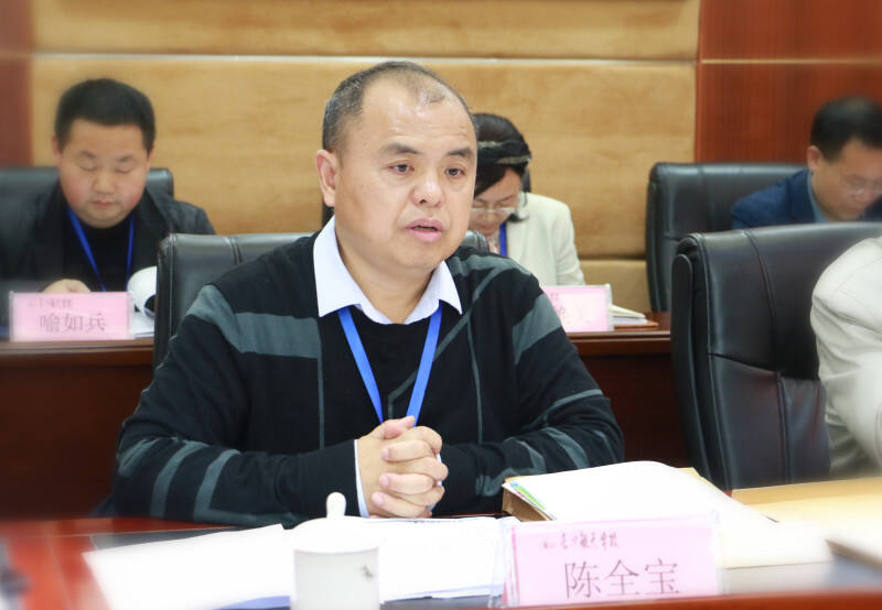 课题组主持人、长沙航天学校党委书记陈全宝介绍相关情况。