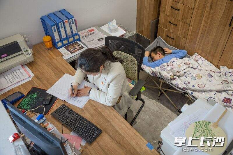 午休时，韬哥躺在折叠小床上睡着了，刘伟华趁着空闲记录了一下上午的工作情况。