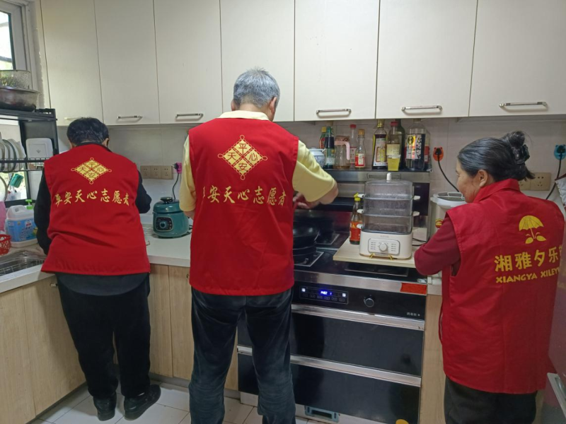助老志愿团队在厨房欢快忙碌着。