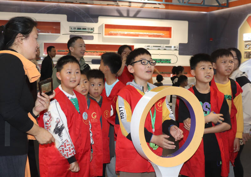 孩子们在湖南省科技馆参观。均为长沙晚报通讯员 冯凯伦 供图