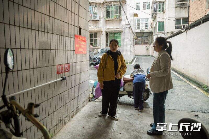 看完树，刘伟华又想起电动车充电安全的落实情况，就和邻长一起走进小区查看了一下。邻长说居民们安全意识还是提高了，很支持充电区域的规范。