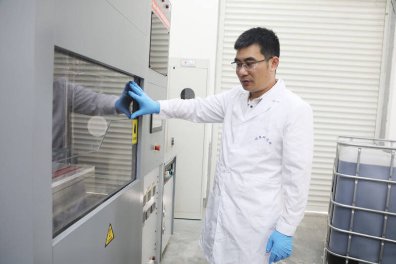 贾传坤教授正在实验室进行电极材料制备。受访者供图