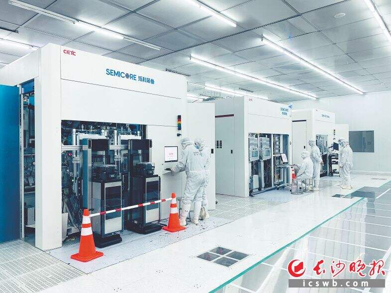中国电子科技集团公司第48研究所，科研人员正在调试设备。 中国电子科技集团公司第48研究所 供图