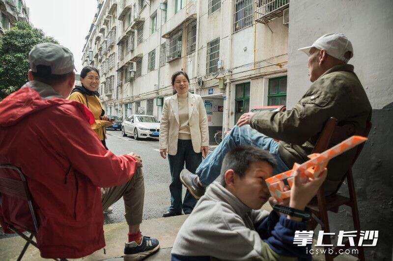 刘伟华在社区工作十多年，足迹踏遍了社区里的每家每户，每个家庭的生活情况在她心中就是一本账，所以每个居民也都认识她，两位老年居民很远就看见她，热情地打招呼。