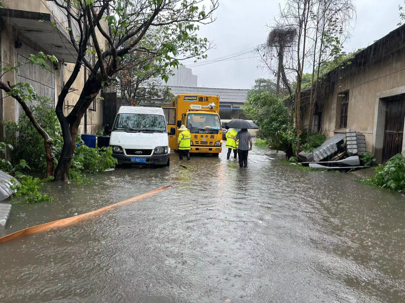 排涝救援队员紧急排水解内涝。均为长沙晚报全媒体记者 颜家文 通讯员 朱端武 黎玉 王安妮 摄