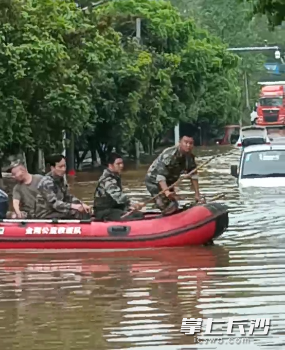 4月16日早晨，志愿救援队员们驾驶冲锋舟，对被困车辆进行救援。视频截图