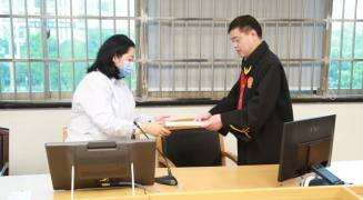 长沙天心区法院发出湖南省首份《关爱未成年人提示卡》