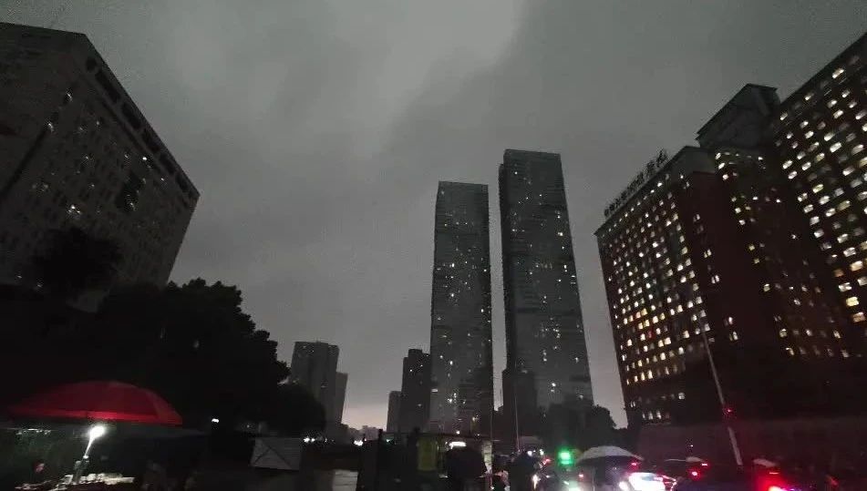 长沙暴风雨的早晨 白天秒变黑夜