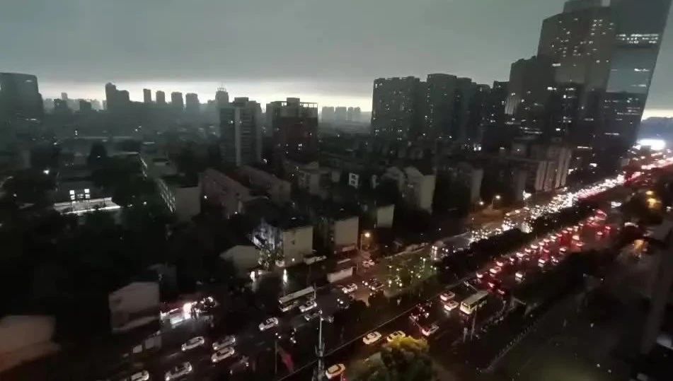 长沙暴风雨的早晨 白天秒变黑夜