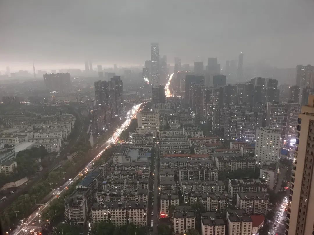 长沙暴风雨的早晨 白天秒变黑夜