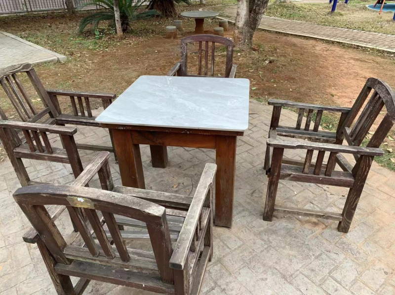 金桂小区腐朽破败的木质桌椅。