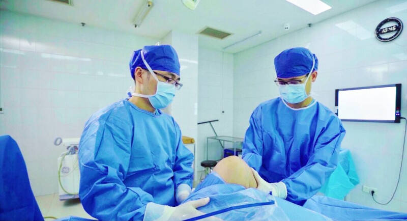 患者杨先生接受了经膝关节镜下关节腔清理手术。长沙晚报通讯员  张文霞 王桂香  供图