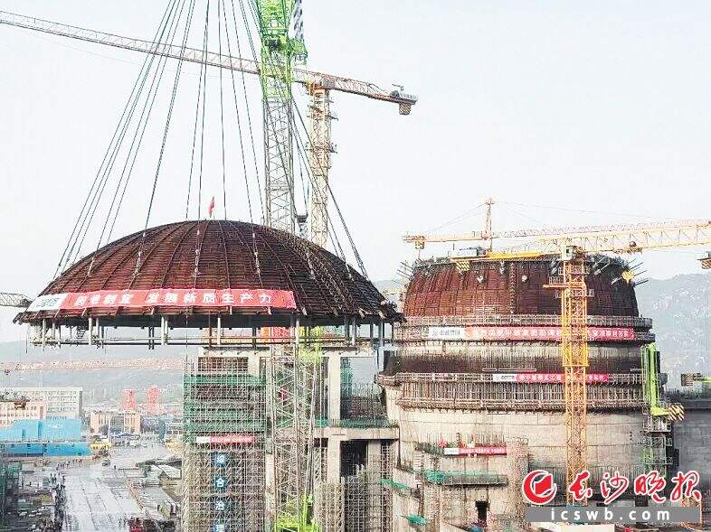 田湾核电8号机组穹顶球冠吊装施工现场。企业供图