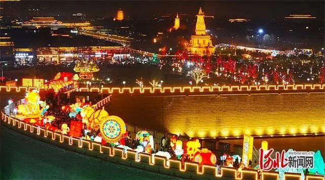 2月9日，石家庄市正定古城南城门花灯璀璨，吸引了众多游客前来观赏。河北日报记者史晟全摄
