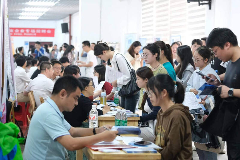长沙新材料企业校园招聘会湘潭大学专场活动现场。