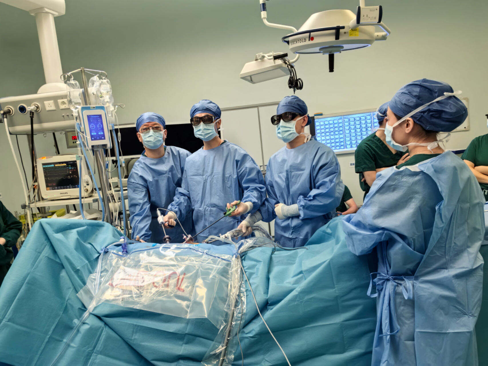 对于早期肾癌，手术治疗被普遍认为是最佳选择。陈敏丰教授（左二）与团队为患者进行手术。