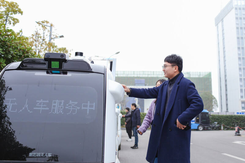 湘江智能研发的无人环卫车、无人零售车等系列产品已投入使用。