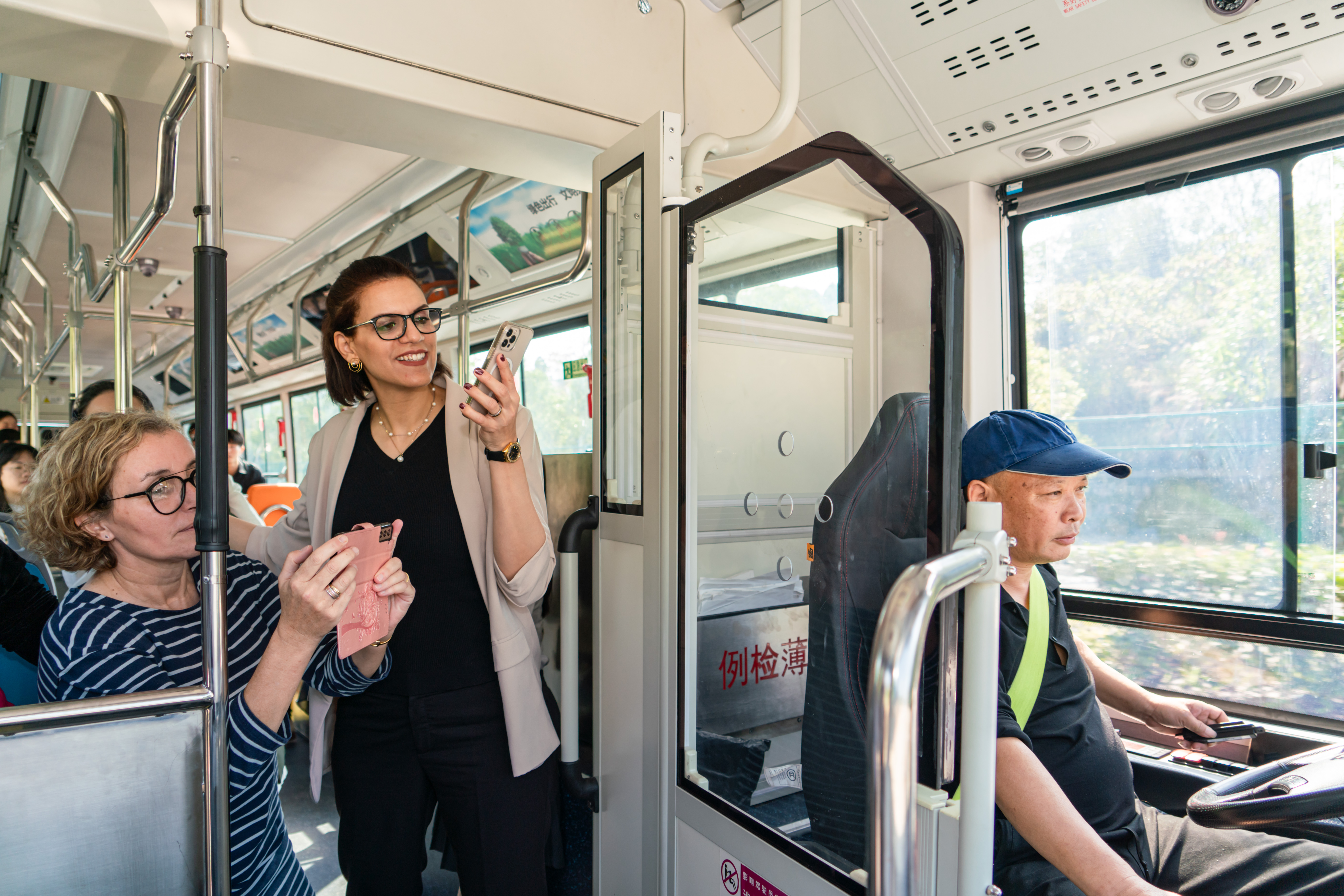 在全长7.8公里的新区智慧公交示范线上，智慧公交实现了L3级别的自动驾驶。
