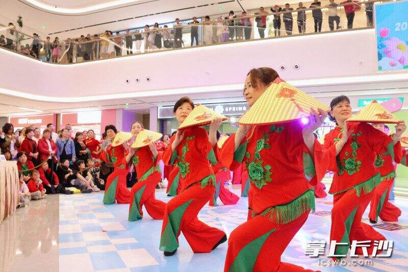 今天，雨花区洞井街道鄱阳社区“嘿，一起舞起来”广场舞大赛在汇金天虹购物中心举行。