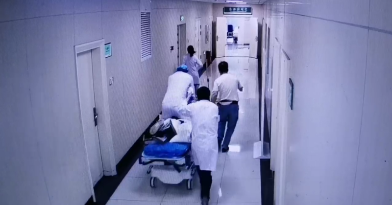 监控画面显示医护人员飞奔着将老人送往抢救室。