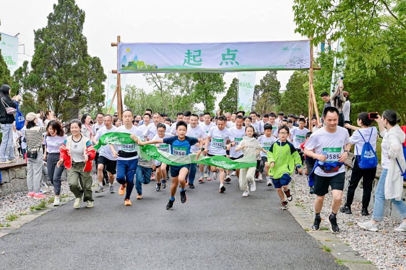 近千名跑步爱好者沿着花果村彩色村道奔跑。均为通讯员供图