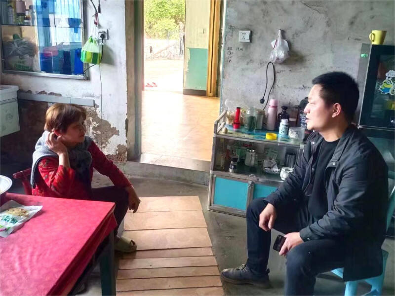 在宁乡菁华铺乡陈家桥村，片长谢胜奇（右）来到村民家中走访。