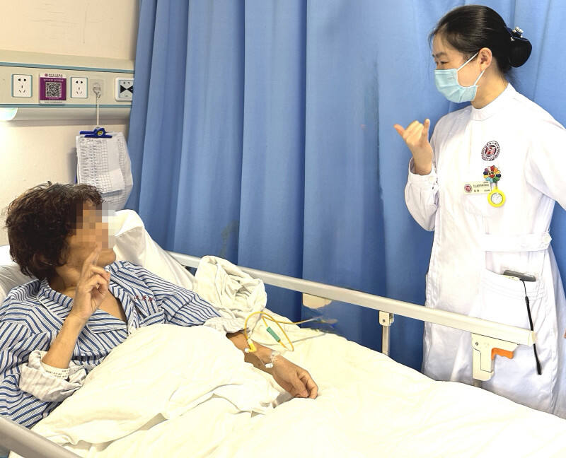 护士自学手语与患者沟通。