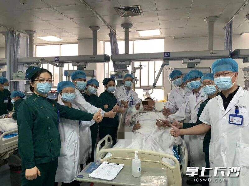 4月23日，转危为安的杨杰（化名）竖起大拇指为长沙市中心医院（南华大学附属长沙中心医院）急诊医学科团队点赞。均为医院供图