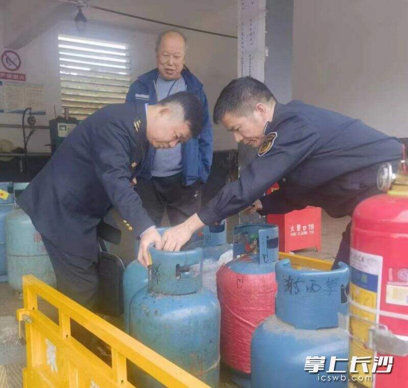 宁乡市市场监管人员在督促燃气充装点落实扫码充装措施。通讯员李鹏供图　　　　　　　　　　　　　　　　　　　　　　　　　