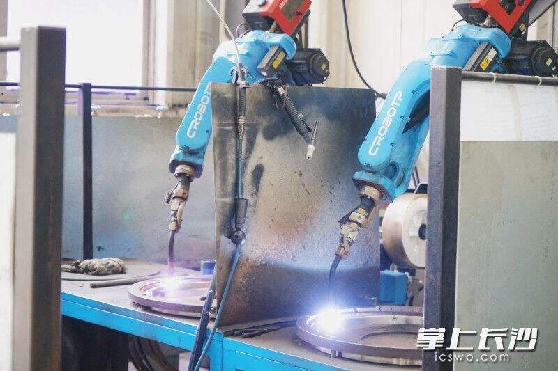 众一机械智能数控生产线上，自动化机械正在焊接。通讯员 吴婉沁 摄