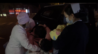 二胎孕妈私家车上分娩，医护人员飞奔救治