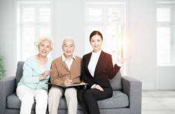 老人生病保险怎么买 需要注意哪些事项