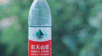农夫山泉推出绿色瓶装饮用纯净水 这是向其它品牌宣战吗
