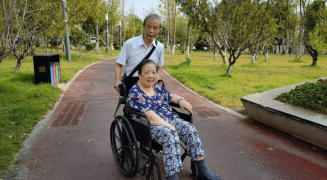 84岁老人，无怨无悔照顾中风瘫痪妻子18年