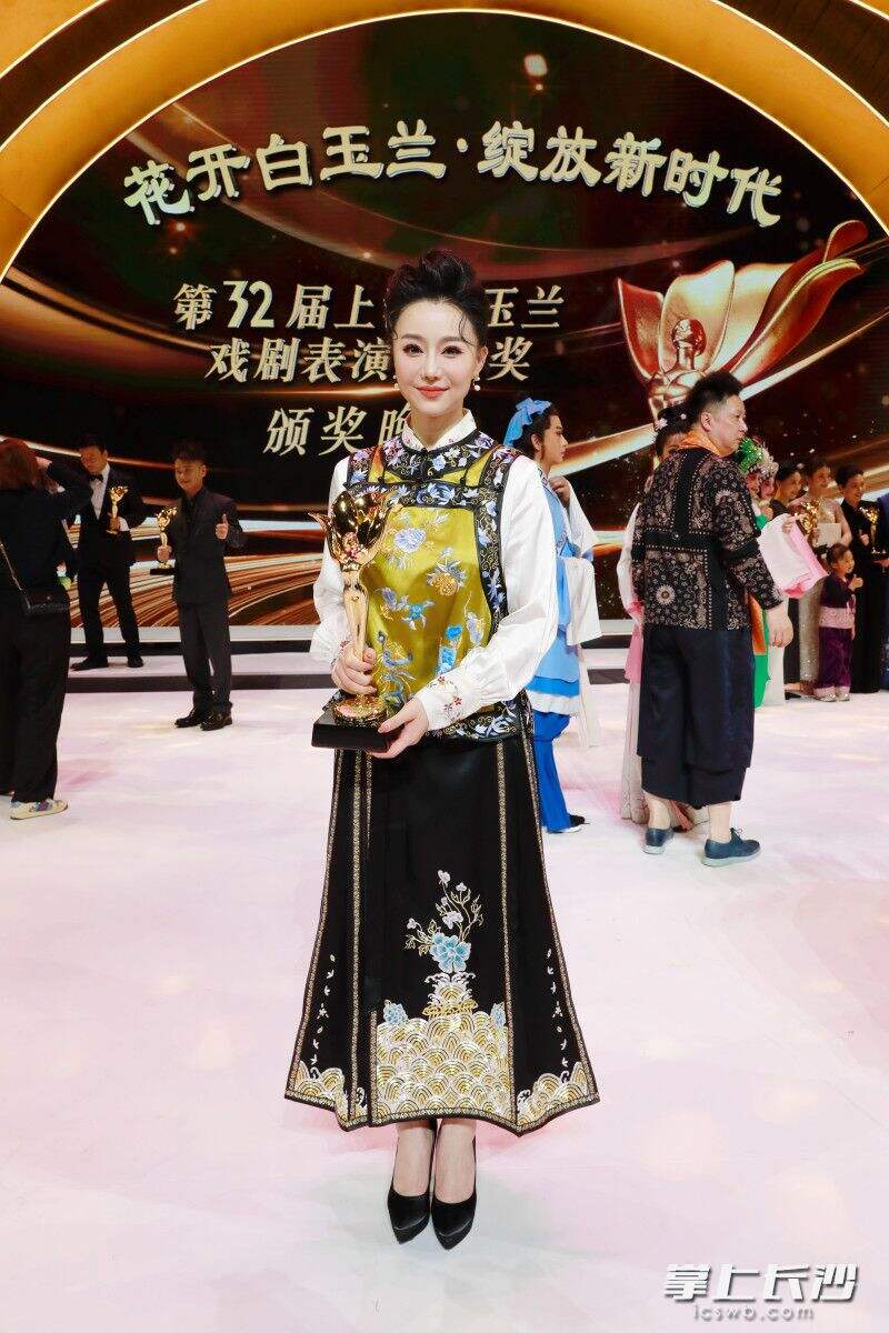 湖南京剧演员张璇获白玉兰戏剧表演奖主角奖。