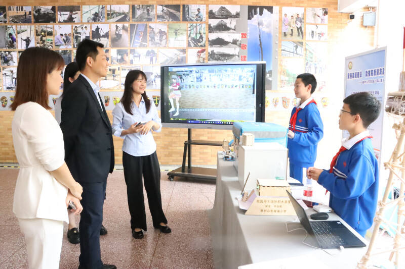 学生向来宾介绍自己学校的课程。