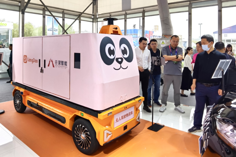 北京车展上行深智能无人车“腾雾”引起观众的围观。企业供图