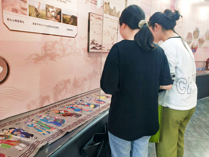 来自湖南女子学院的两名女大学生来馆进行观摩学习。