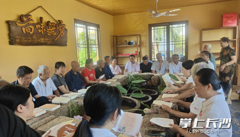 村民在“茴香茶馆”议事。