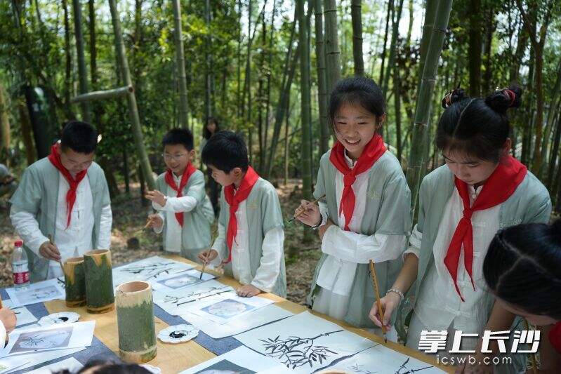 跟着老师画竹子。