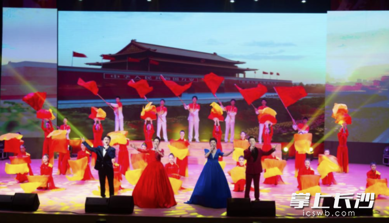 歌舞表演《共圆中国梦》。