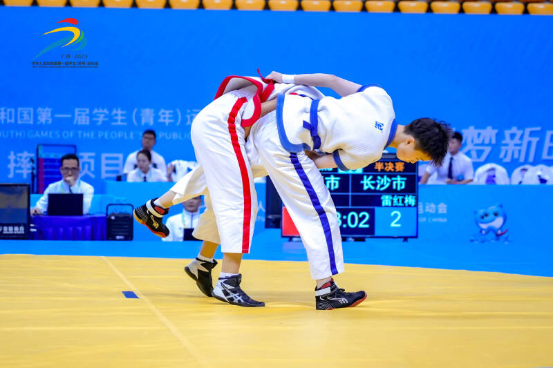 第一届全国学生（青年）运动会上，贺龙体校学生雷红梅在中国式摔跤女子48公斤级比赛中勇夺桂冠。